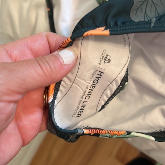 NWT, Cupshe Plunge Bikini top with Mid Rise Floral Bikini Bottom - Picture 4 of 7